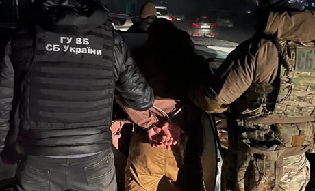 Керівника апарату Бориспільської РВА затримали під час одержання ним крупного хабара