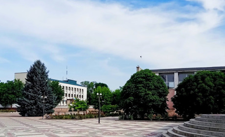 Військові рф у тимчасово окупованій Іванівці, що на лівобережжі Херсонщини, захоплюють оселі