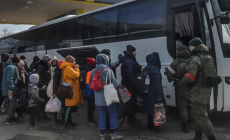 Росіяни продовжують евакуацію з Херсонщини. З яких міст вивозять людей