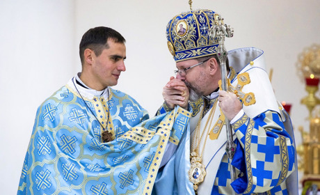 Глава УГКЦ поцілував руку звільненого з окупованої Сірогозщини священика Олександра Богомаза
