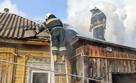 У Шосткинській громаді від вогню рятували житловий будинок (відео)