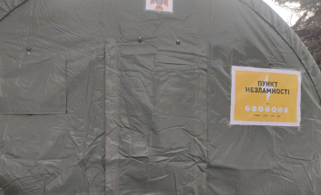 В Барі в центрі міста працює "Пункт незламності", де можна обігрітися, зарядити телефон та відпочити