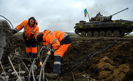 На деокупованій Херсонщині 32 бригади енергетиків відновлюють зруйновані лінії енергопостачання