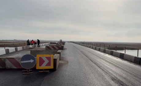 Окупанти відремонтували міст на Арабатську стрілку: тепер є альтернативний шлях на Крим. Фото, відео