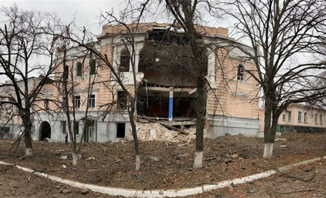 Російські військові у Купʼянську знищили будинок культури та продовольчі склади