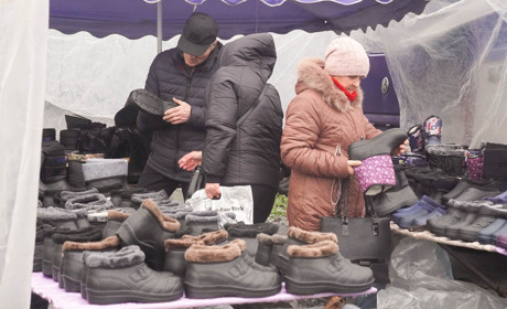 У Переяславі на базарі на чверть подешевшали яйця, люди скуповують теплі речі ВІДЕО