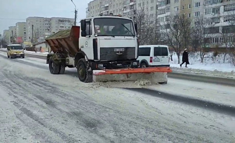 У Дрогобичі ліквідовують наслідки снігопаду: задіяли 6 одиниць спецтехніки