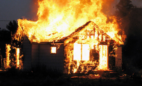 Альтернатива електриці: як безпечно використовувати свічки, газові пальники та дров'яні печі