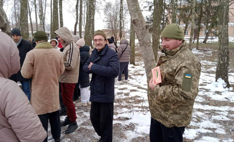 Козацька юшка, куліш та катання на конях-у Старокостянтинівському шпиталі провели патріотичний захід