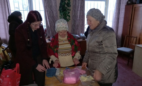 В Барі актори театру та місцеві жителі в'яжуть теплі речі для військових