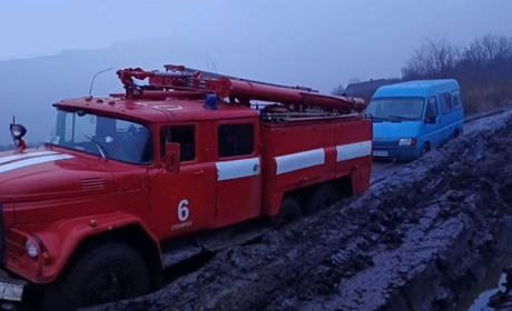 12 автівок вибралися з окупованого півдня України розмитою дощами “дорогою життя”: як це було