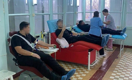 Поліцейські Одещини здають кров у Херсоні для порятунку постраждалих (ФОТО)