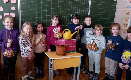 П'ятсот цибулин квітів отримали учні Жовтоводської школи №12 в рамках проєкту Flowers4school