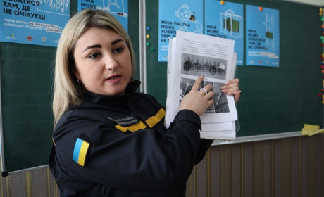Що робити, якщо раптом наступили на міну: рятувальники Первомайщини навчають в школах