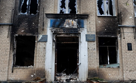 Руйнують вщент: як росіяни забавляються в покритій вогнем Мар'їнці