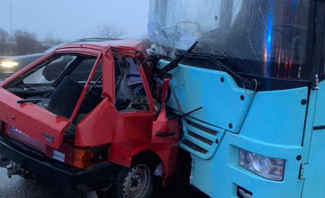 Поблизу Южноукраїнська зіткнулися автобус з жигулем: п'ятеро осіб травмовано. Обставини з'ясовуються