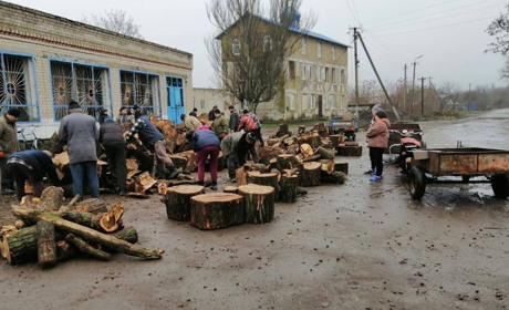 Жителів Херсонщини забезпечують не тільки гумдопомогою, а й безкоштовними дровами