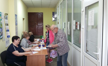 Забезпечують переселенців і не забувають про гадячан: як працює гуманітарний штаб у Гадячі