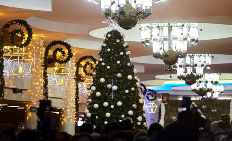 Ялинка незламності, з маскувальної сітки та сосни для міст-героїв: добірка новорічних ялинок України