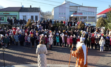 У Кіцмані діти створили живу ялинку на честь ЗСУ і отримали подарунки від Святого Миколая