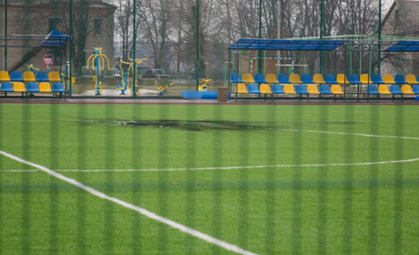 Обстріли російської армії понівечили футбольне поле на стадіоні в селищі Придніпровське