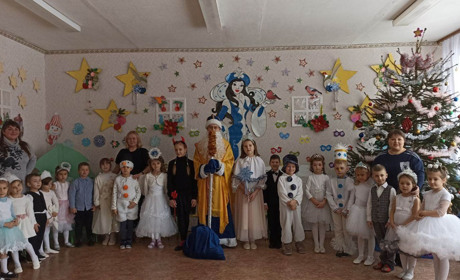Щасливі посмішки, сяючі очі, оплески та солодкі подарунки!