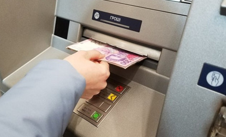 Вимкнули світло під час зняття готівки у банкоматі: що робити