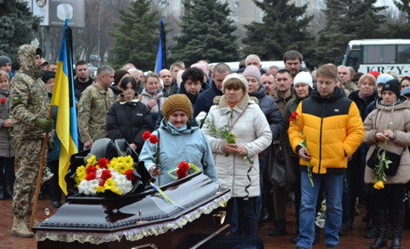 Небо плакало разом з людьми, проводжаючи в останню путь воїна Віталія Андрушківа. Фоторепортаж
