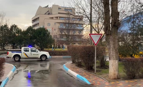 В Южному поліцейські оголошують про повітряну тривогу (ВІДЕО)