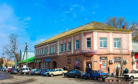 Окупаційна влада заборонила цивільним паркуватися біля адмінбудівель Генічеська