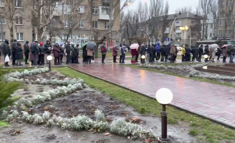 Росіян привезли у Мелітополь гумдопомогу дітям: роздали гнилі апельсини та сигарети