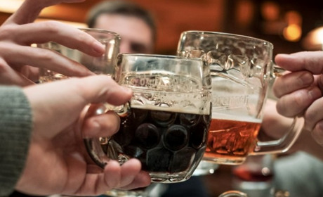 Що робити, якщо переїли чи перепили? Симптоми, стадії й перша допомога