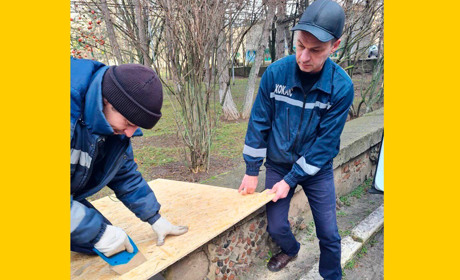 На Херсонщині комунальники відновлюють пошкоджені під час ворожих обстрілів об’єкти