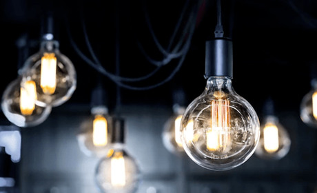 В Укренерго пояснили, що світло не вимикають через теплу погоду