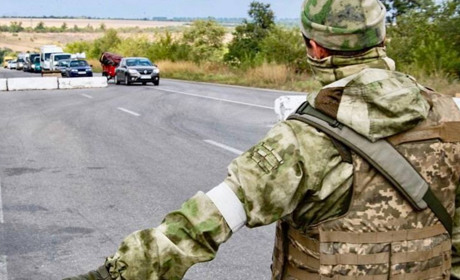 В Бердянську окупанти вводять перепустки на в'їзд до міста та укріплюються в будівлі військомату