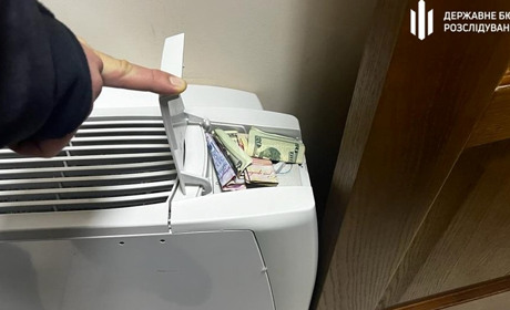 На Одеській митниці затримали інспектора: вимагав хабар за ввезення генераторів