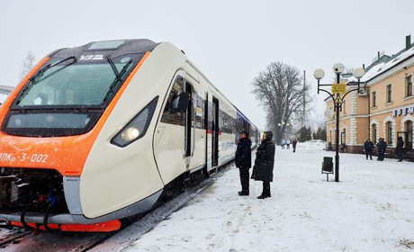 На різдвяні свята Укрзалізниця організувала додаткові потяги. Які напрямки зараз доступні?