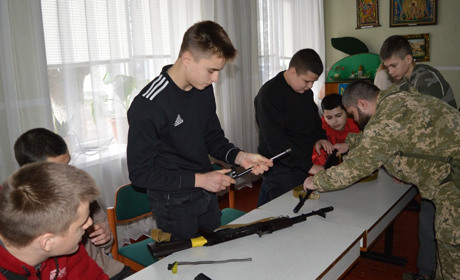 Для переяславських старшокласників бійці ТРО провели практичні навчання