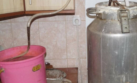 У Нижніх Сірогозах співробітники окупаційної поліції вилучили 5 бочок самогону