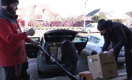 Родина з Німеччини передає допомогу для волонтерських штабів Южного