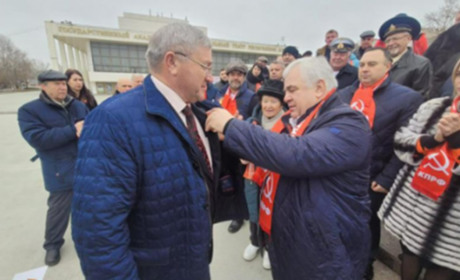 Пономарьов знову став комуністом