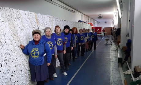 "Дідько - бандерівець": у Старокостянтинові волонтерки плетуть маскувальні сітки і костюми