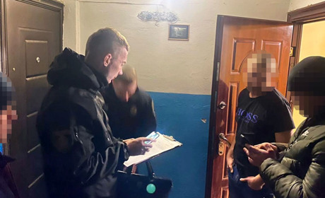 У старокостянтинівця поліцейські виявили наркотики та набої