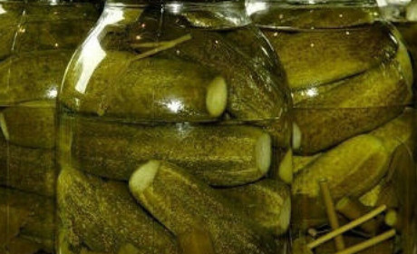 Волонтери Южного виставили на благодійний аукціон банку огірків з Херсону