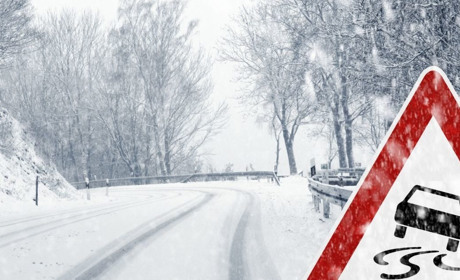 Підвозила односельчан і не впоралася з керуванням: на Одещині через ожеледицю перекинувся бус