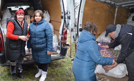 «Незламні» волонтери зібрали на Переяславщині машину продуктів жителям деокупованих територій