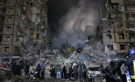 Число жертв російської ракетної атаки у Дніпрі зросла до 21: відео від ДСНС та поліції