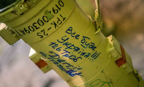 Важливий аукціон: в Южному відбувся концерт фронтмену гурту "Тінь сонця" (ФОТО)