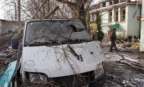 У мережі з’явилися фото наслідків “прильоту” по центру окупованої Волновахи. Ситуація на 17 січня
