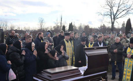 У Кіцмані попрощалися із Героєм-захисником Олександром Бизиною